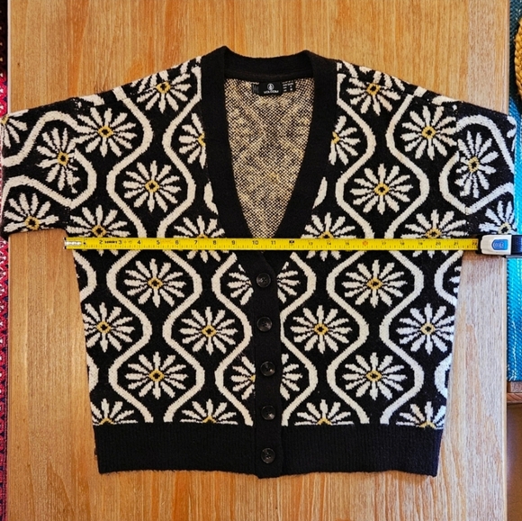 Volcom Daisy Cardigan 💛🖤🤍 - Picture 4 of 10